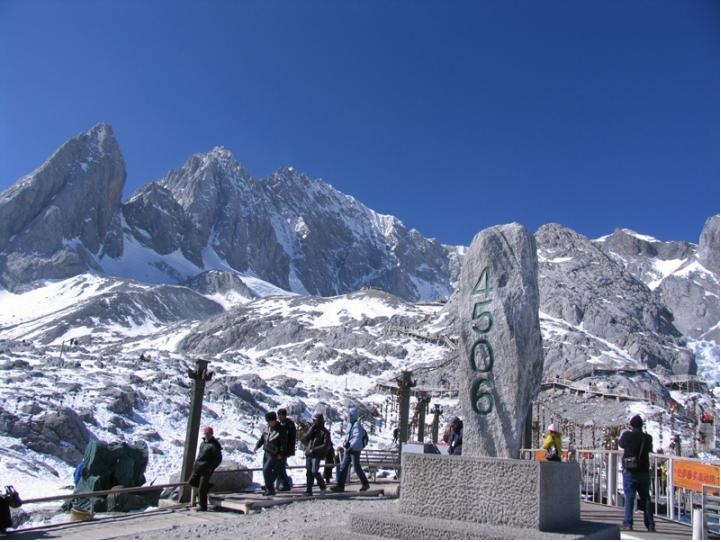 2011年11月12日组织全体员工丽江5日游，玉龙雪山登峰。